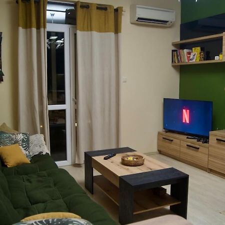 Cozy 2Br Oasis In Central Бургас Екстериор снимка