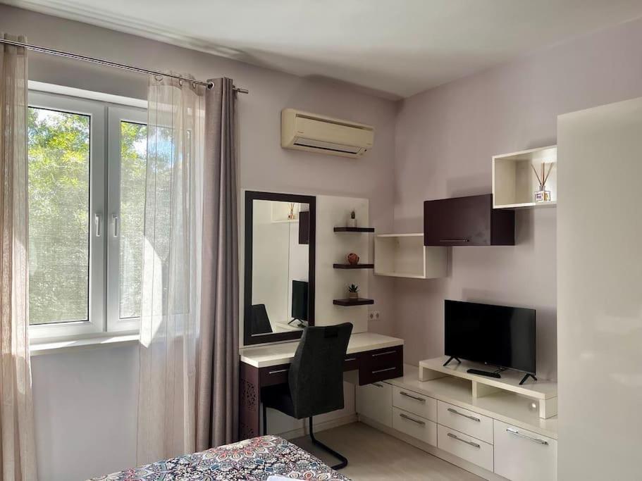 Cozy 2Br Oasis In Central Бургас Екстериор снимка