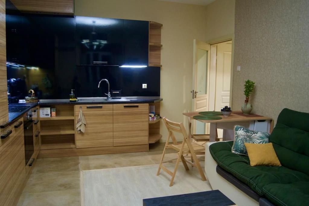 Cozy 2Br Oasis In Central Бургас Екстериор снимка