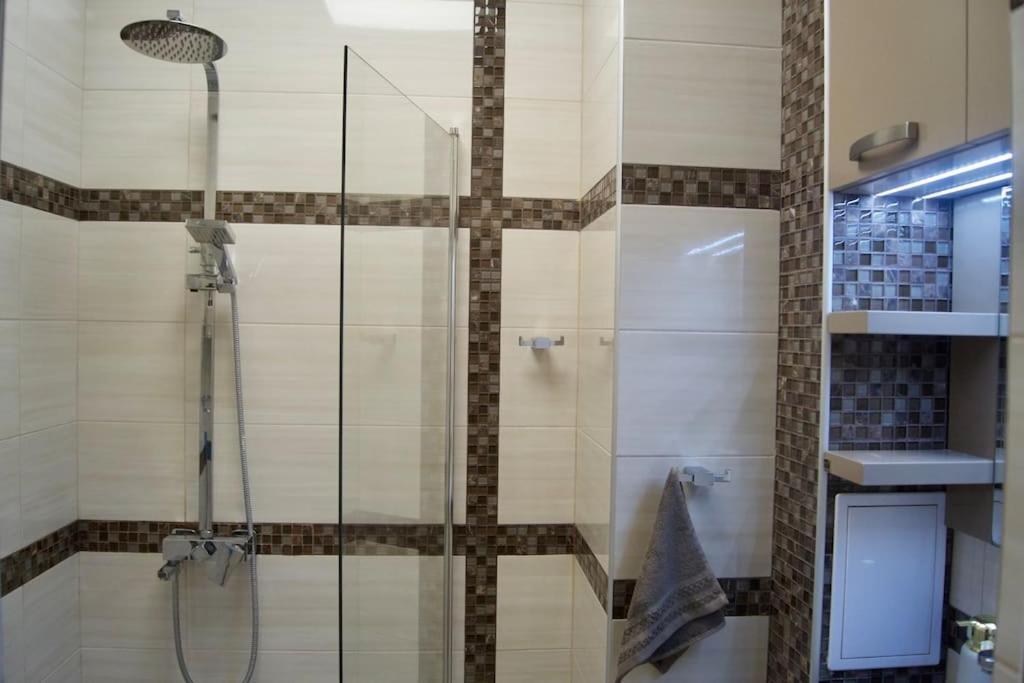 Cozy 2Br Oasis In Central Бургас Екстериор снимка