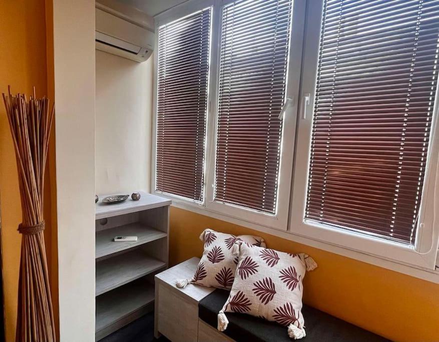 Cozy 2Br Oasis In Central Бургас Екстериор снимка
