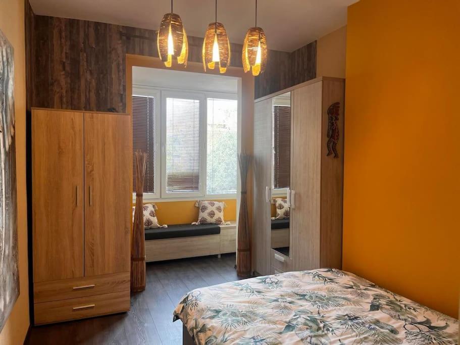 Cozy 2Br Oasis In Central Бургас Екстериор снимка